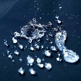 雨や汚れをはじくウルトラ撥水加工